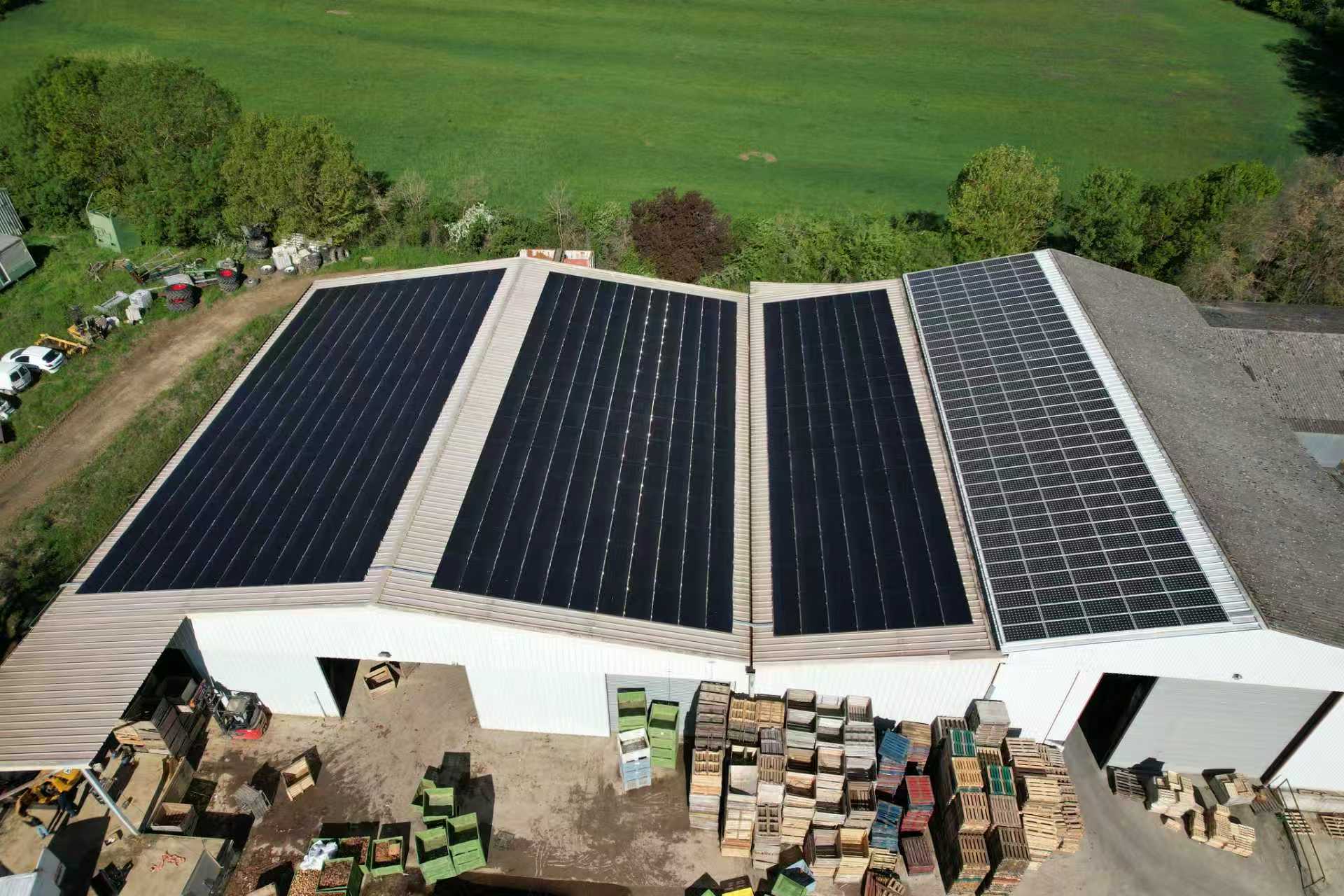 Energía solar para granjas: arbitraje energético y autoconsumo en Francia. Sistema fotovoltaico sobre cubierta industrial con paisajes agrícolas en Occitania.
