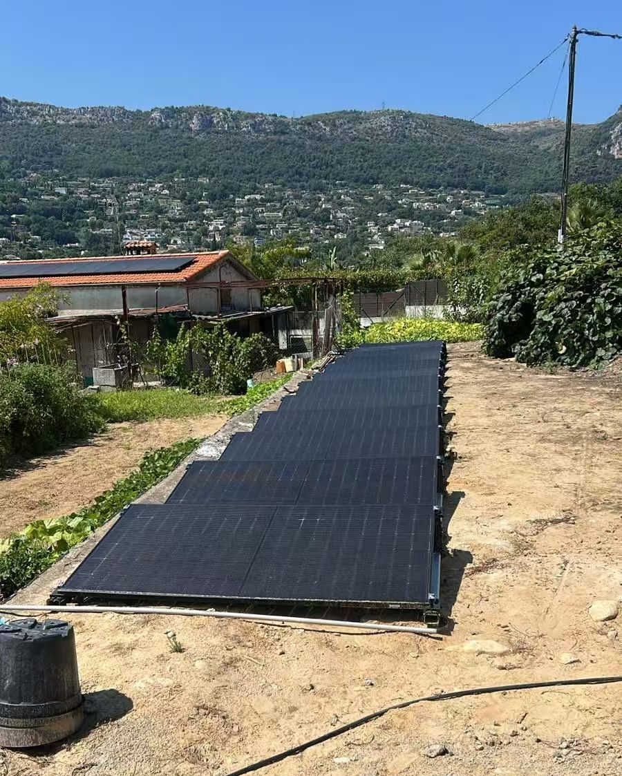 Installazione solare residenziale Full Black da 500 W in Francia