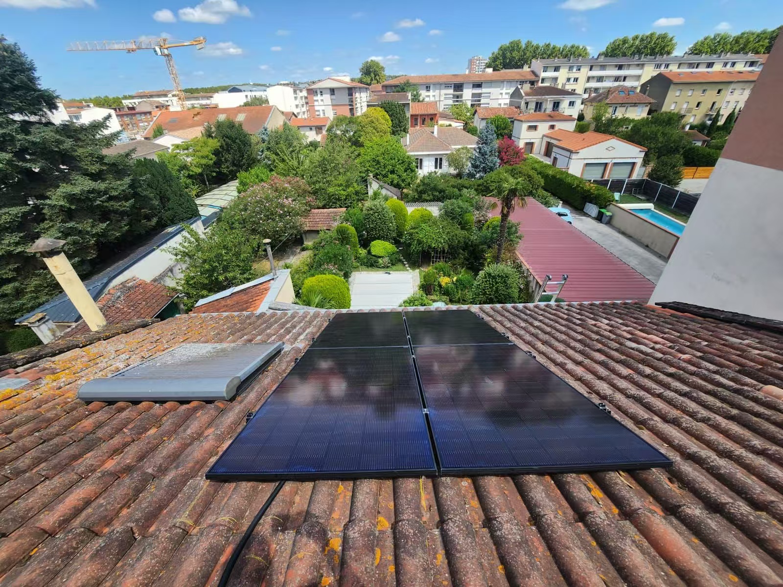 Installazione solare residenziale su tetto in Francia
